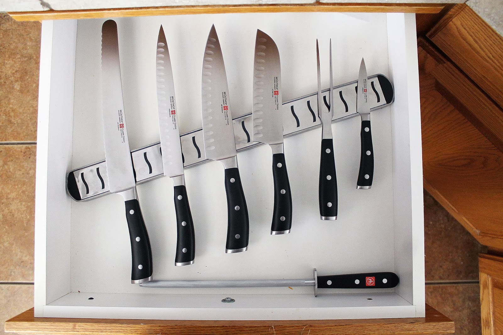 Сколько кухонных ножей. Нож Китчен Кнауф. Приспособление для хранения кухонных ножей. Органайзер для кухонных ножей. Хранение ножей на кухне.