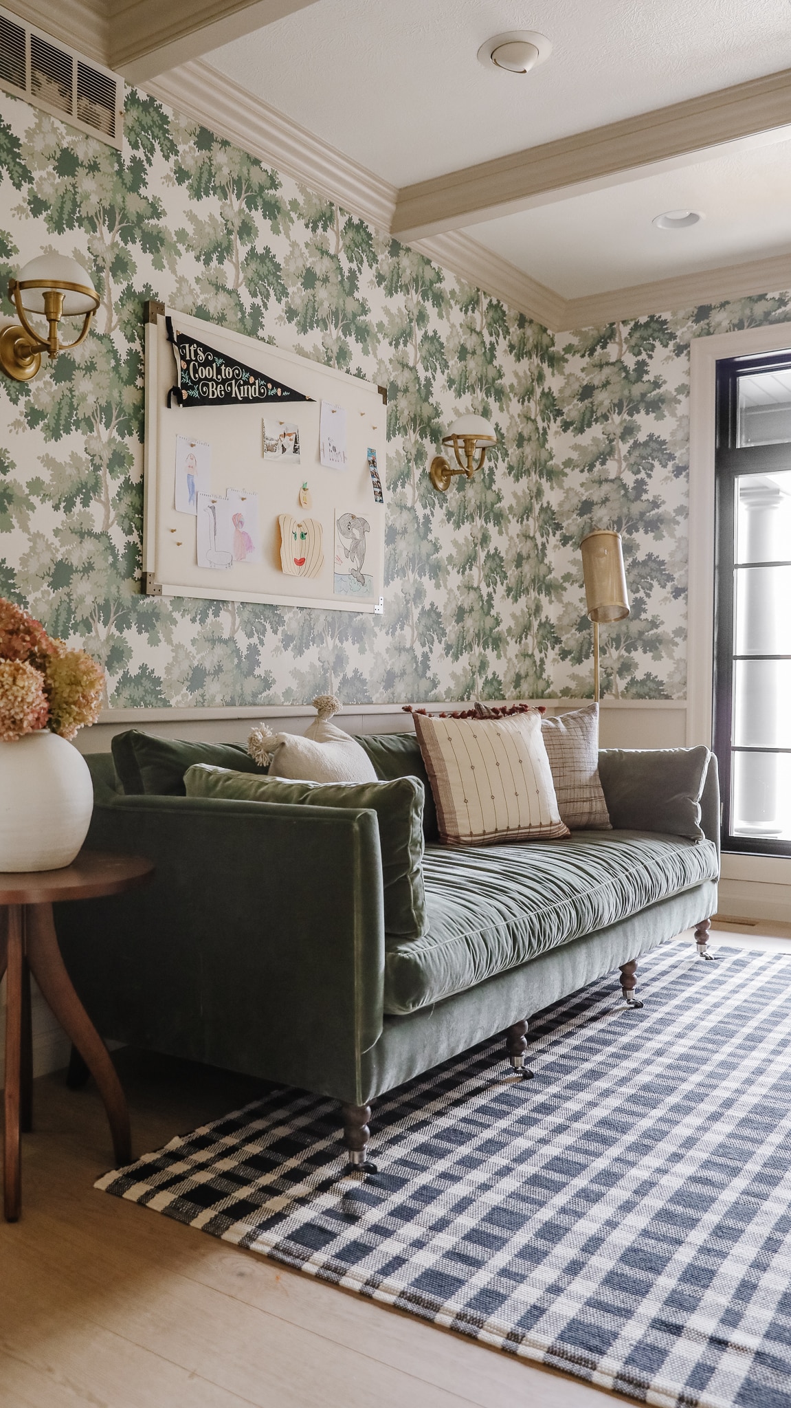 How Much Does It Cost to Hang Wallpaper in Your Home? | Angi