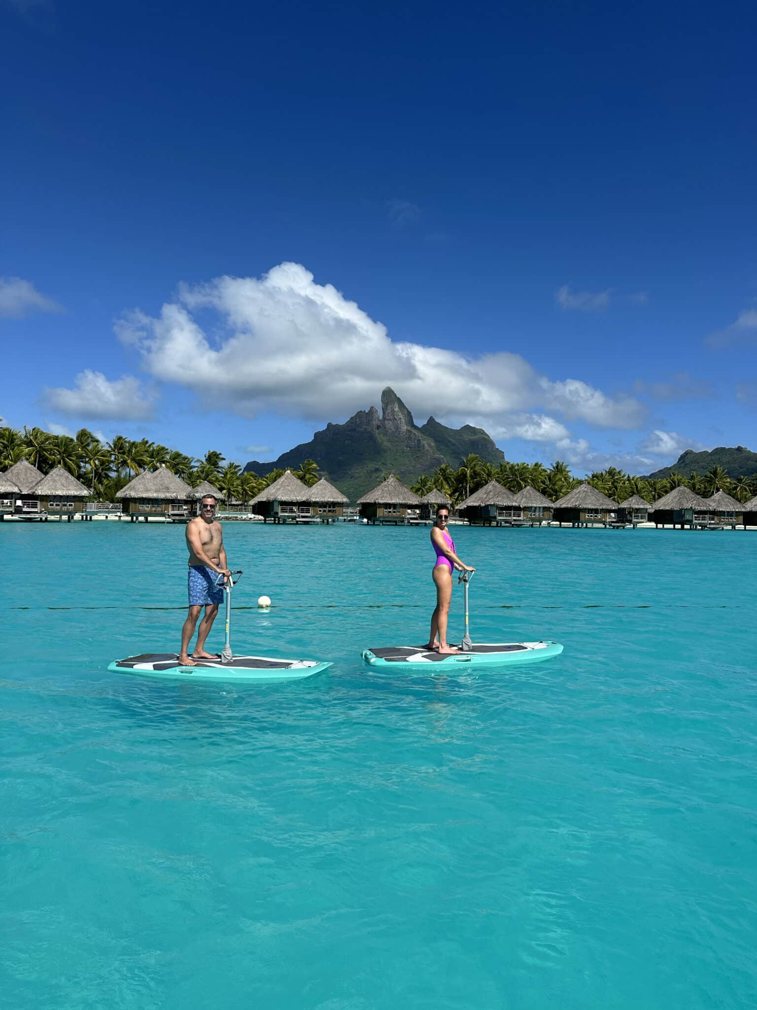 Chris houdt van Julia |  Paddleboarden bij St. Regis in Bora Bora